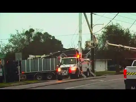 Crash knocks out power to Deltona neighborhood