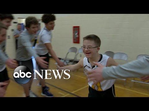 'Fist Bump Kid' scores 1st points in basketball game