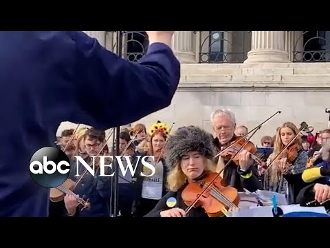 Musicians play Ukrainian national anthem in London