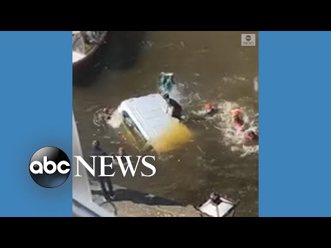 Tourists escape sinking van in Amsterdam