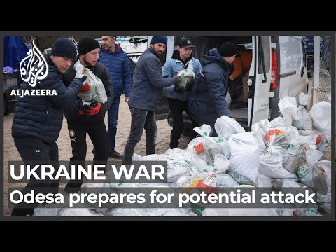 Ukrainians in Odesa build defences as Russian forces close in