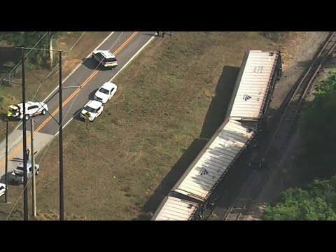 Amtrak train with car carriers derails in DeLand