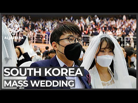 Mass wedding in South Korea despite coronavirus fear